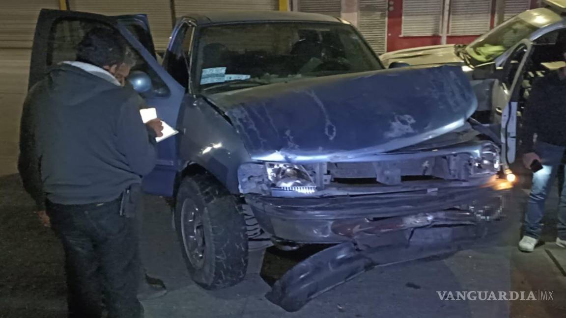 $!La camioneta Ford F-150 perdió el control y chocó contra un automóvil Nissan Sentra después del impacto inicial.