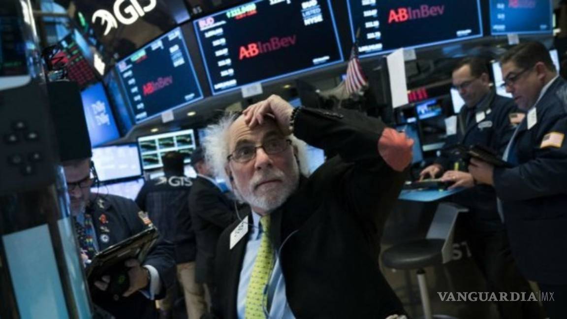 Se desploman los índices principales de Wall Street, casi mil puntos por el temor al coronavirus
