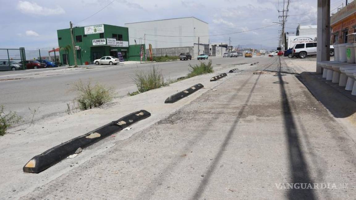 $!Las obras de recarpeteo en el bulevar Otilio González no incluyeron la restauración de la ciclovía previamente existente.