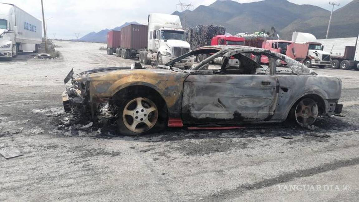 $!Restos del Ford Mustang fueron retirados del sitio del incendio y trasladados a un corralón.