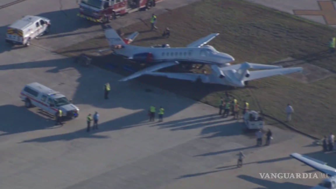 Avión aterriza de emergencia en aeropuerto de San Antonio y choca con aeronave estacionada