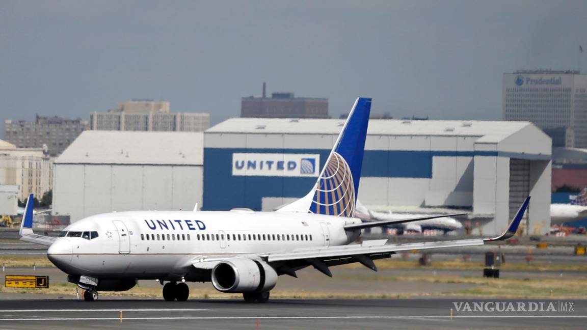 United Airlines pide a todos sus empleados que se vacunen o serán despedidos