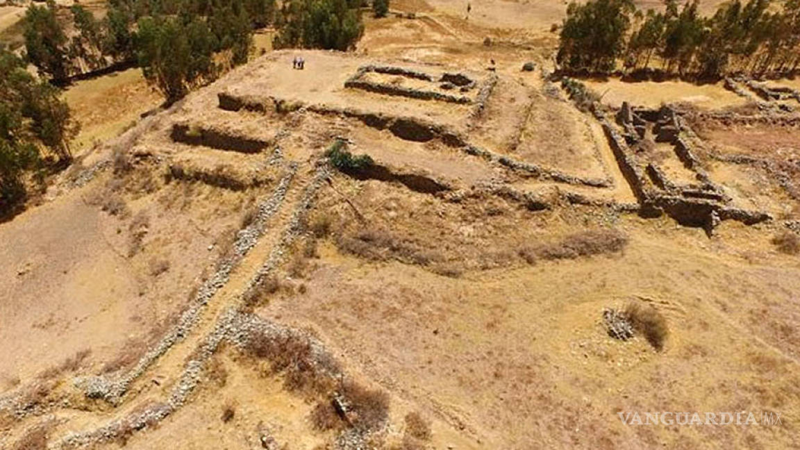Hallan arqueólogos una pirámide escalonada en el norte de Perú