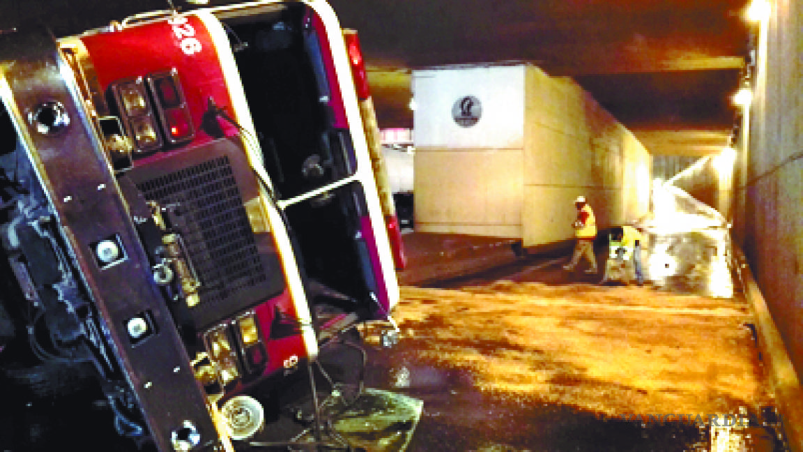 Saltillo: provoca volcadura de bomberos