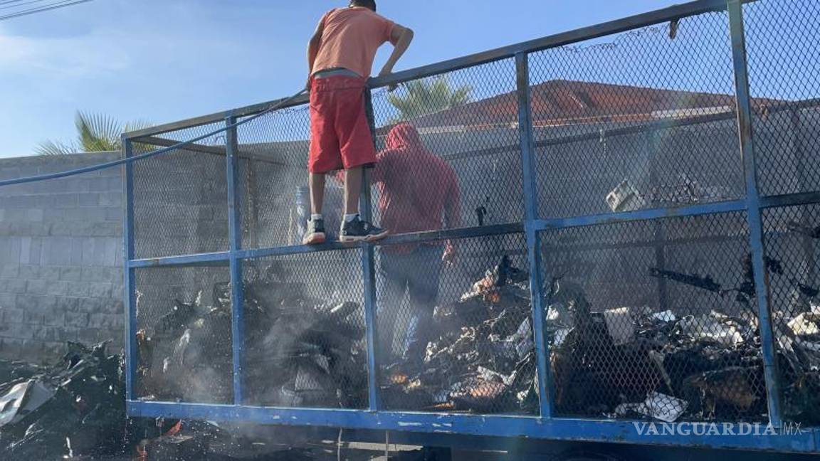 $!Un remolque fue sacado, pues también se estaba incendiando.