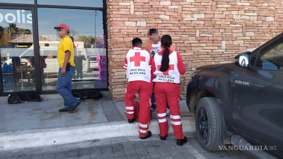 Perro muerde a hombre afuera de una plaza en Parras; clientes exigen control