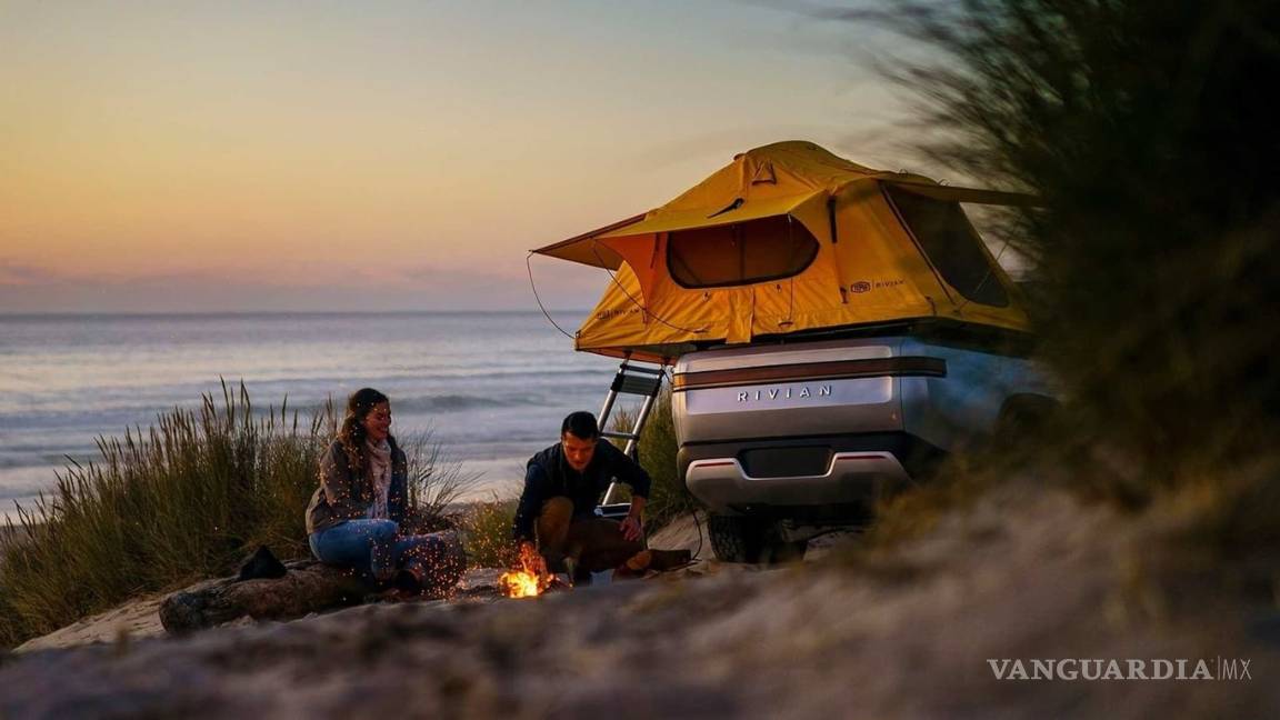 $!Rivian sigue aumentando su catálogo, lanza versión camper de su pick up