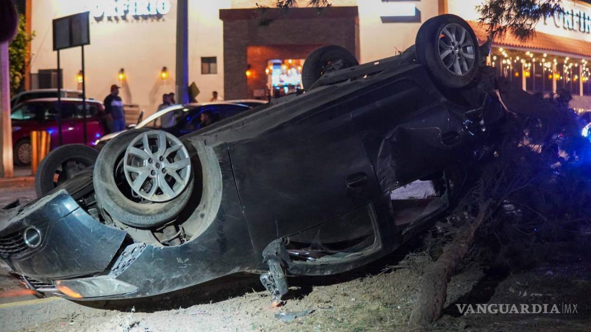 $!Un árbol de la zona quedó dañado luego de que la unidad afectada se proyectara contra él antes de volcar.