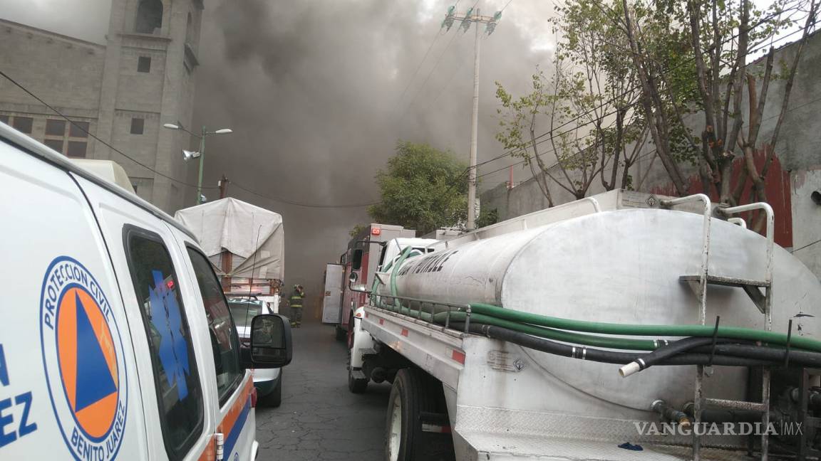 Incendio en bodega en la CDMX provoca desalojo de 500 vecinos