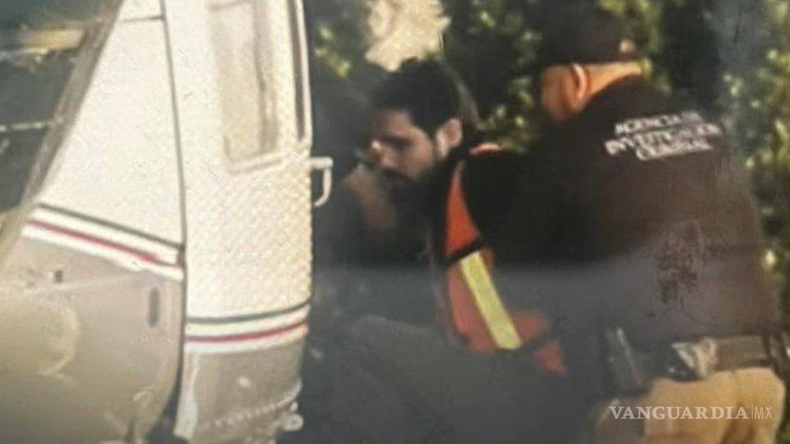 $!Se dio a conocer la primera imagen de la detención del hijo de Joaquín “El Chapo” Guzmán, Ovidio Guzmán, mientras sube al helicóptero de las Fuerzas Armadas.