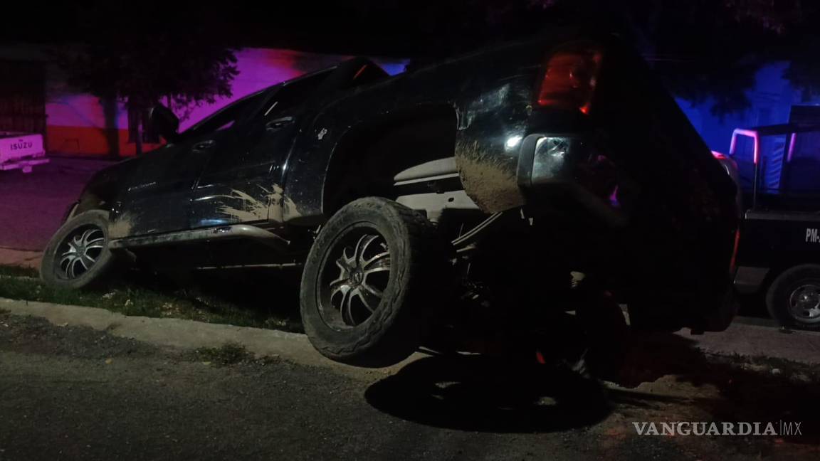 $!La camioneta fue retirada del canal con ayuda de una grúa para llevarla al corralón.