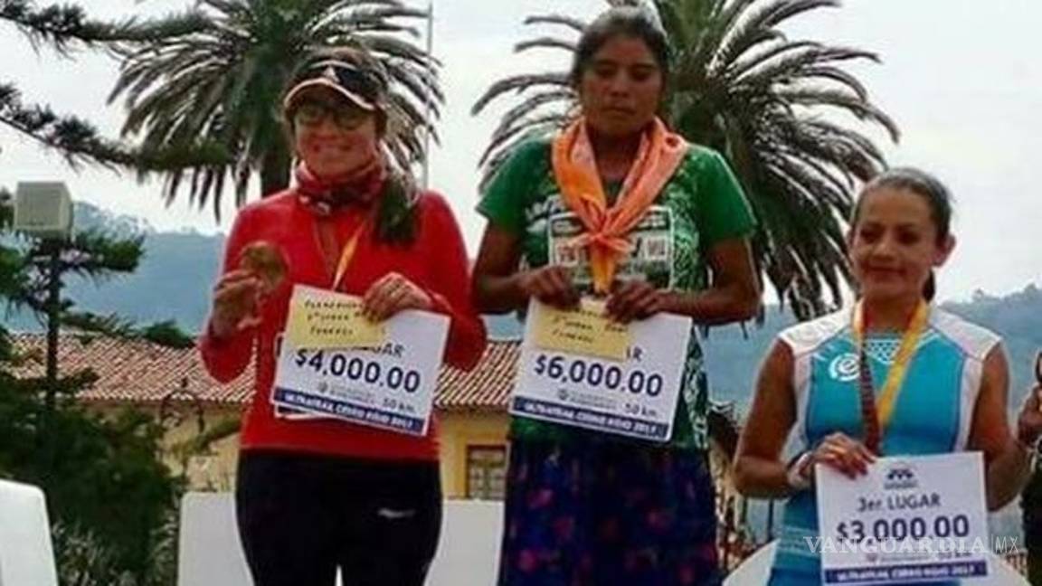 $!Con sandalias y falda, sin equipo deportivo... mujer tarahumara gana maratón de 50 km en México