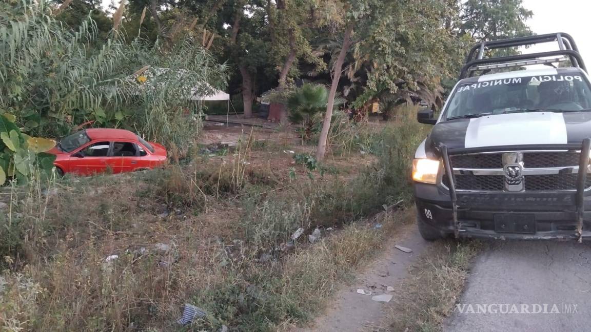 Ignora alto, choca contra motociclista y termina fuera del camino en Parras