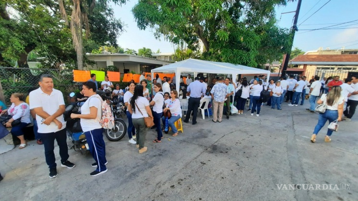 $!El martes a las cinco de la tarde los profesores se plantaron en las oficinas centrales de la SET, en Ciudad Victoria