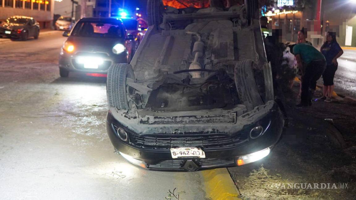 $!Paramédicos de la Cruz Roja brindando los primeros auxilios a los tripulantes afectados, quienes resultaron con lesiones leves.