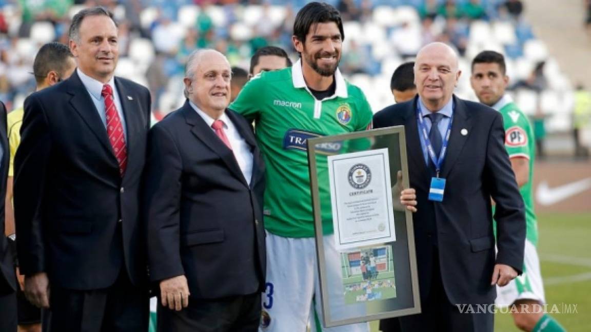 'Loco' Abreu logra un récord Guiness que es muy poco probable que un futbolista lo supere