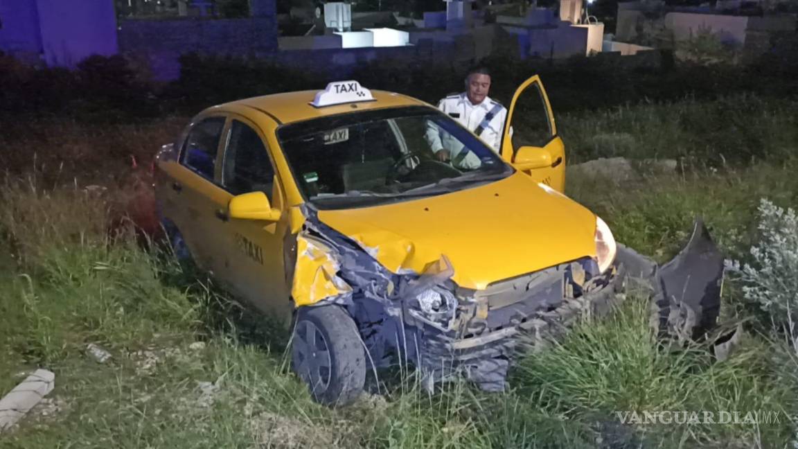 Ruletero choca su taxi y lo deja abandonado en la colonia Loma Linda de Saltillo