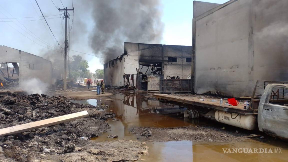 Incendio en bodegas de Apodaca, Nuevo León, mantiene en ‘jaque’ a bomberos