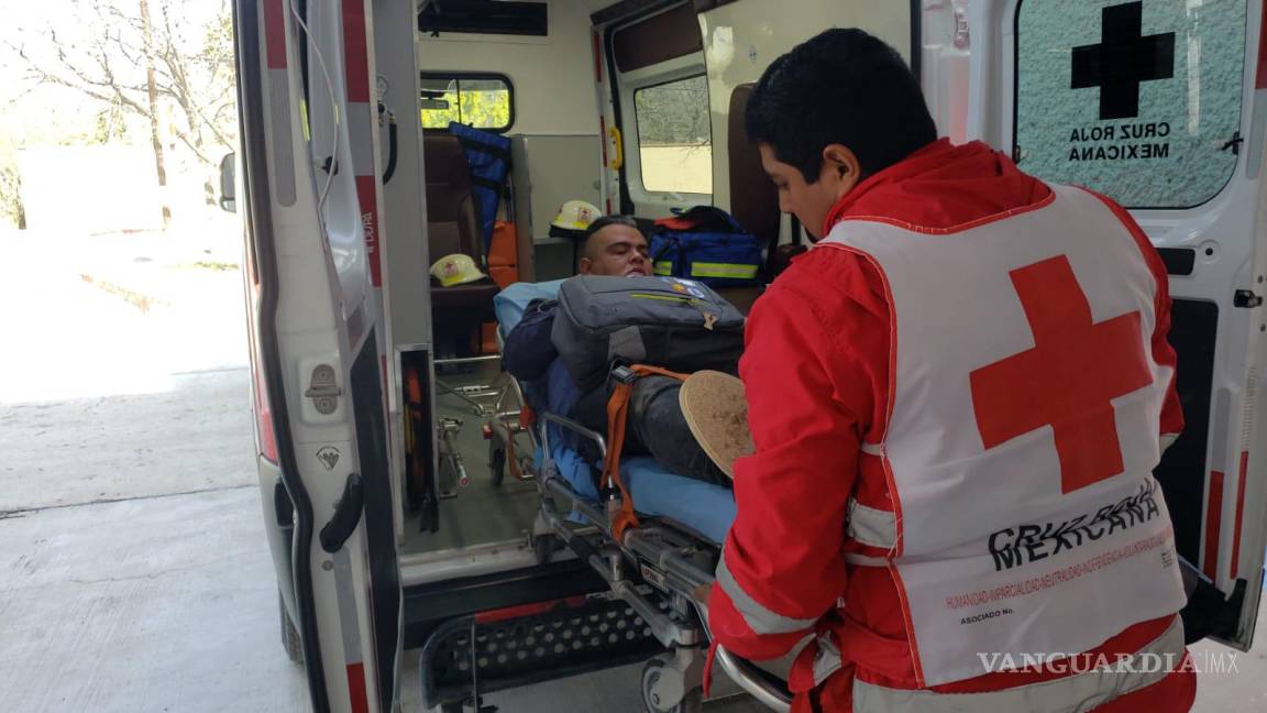 Hombre resulta lesionado tras volcar su vehículo en Parras