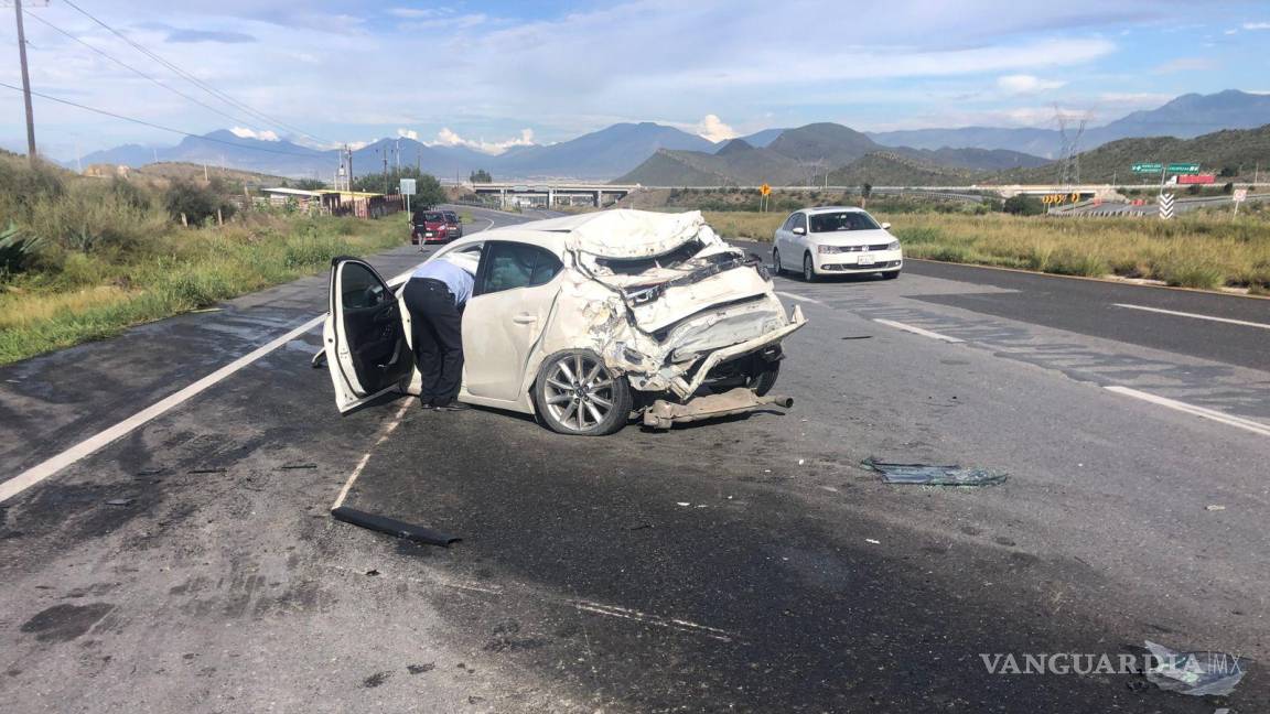 Trailero se impacta contra auto en carretera a Torreón