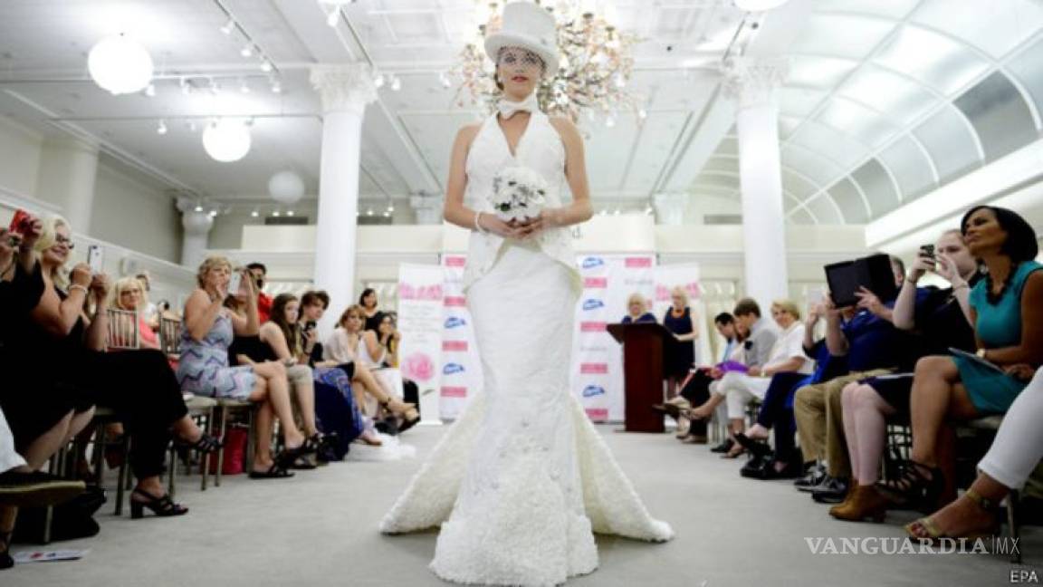 Crean vestidos de novia con papel higiénico