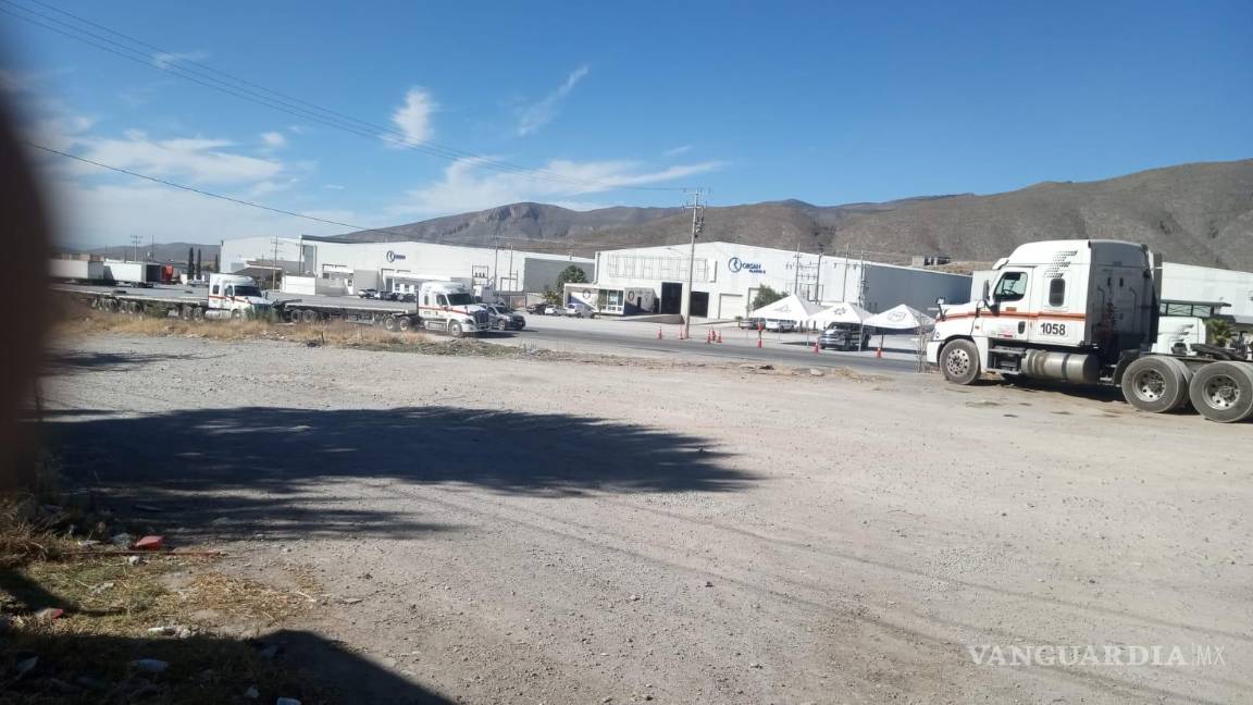 $!Elementos de la Policía Municipal de Arteaga arribaron al terreno y detuvieron al trabajador pese a estar en propiedad privada.