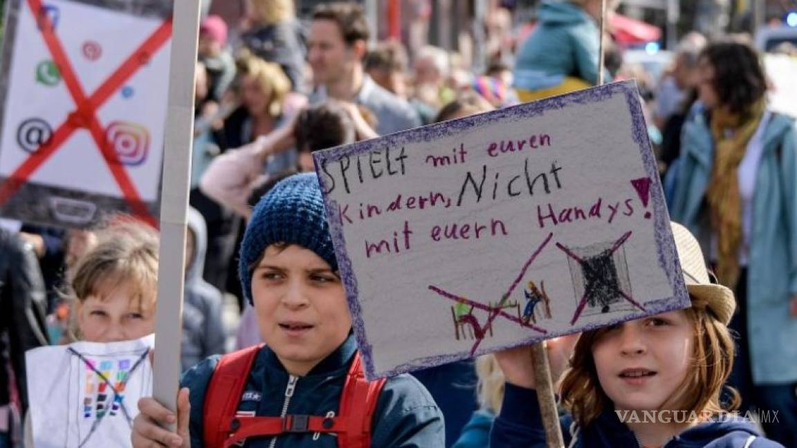 Niños protestan en Hamburgo contra los padres que están pegados a su celular
