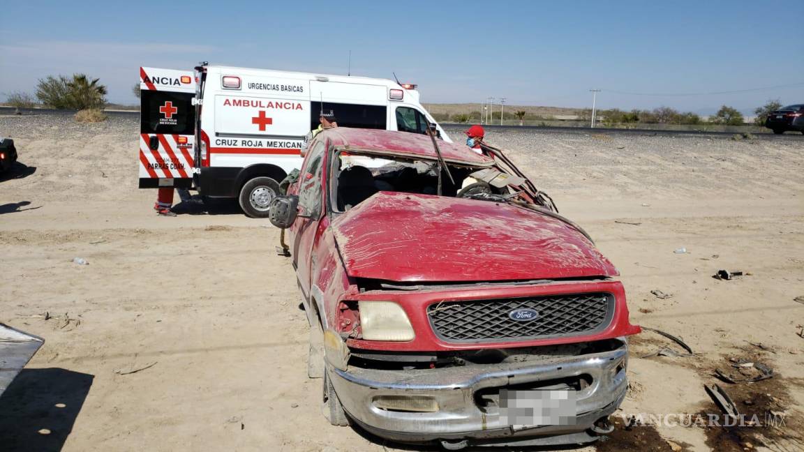 Camioneta de Texas vuelca sobre carretera Saltillo-Torreón y deja dos lesionados
