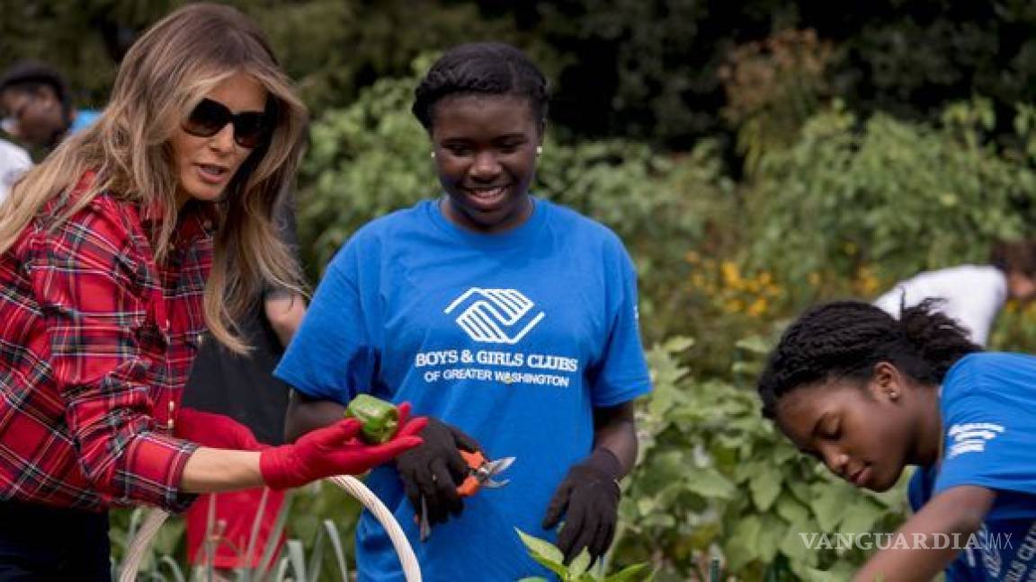 Aun haciendo jardinería, Melania Trump luce costosa ropa