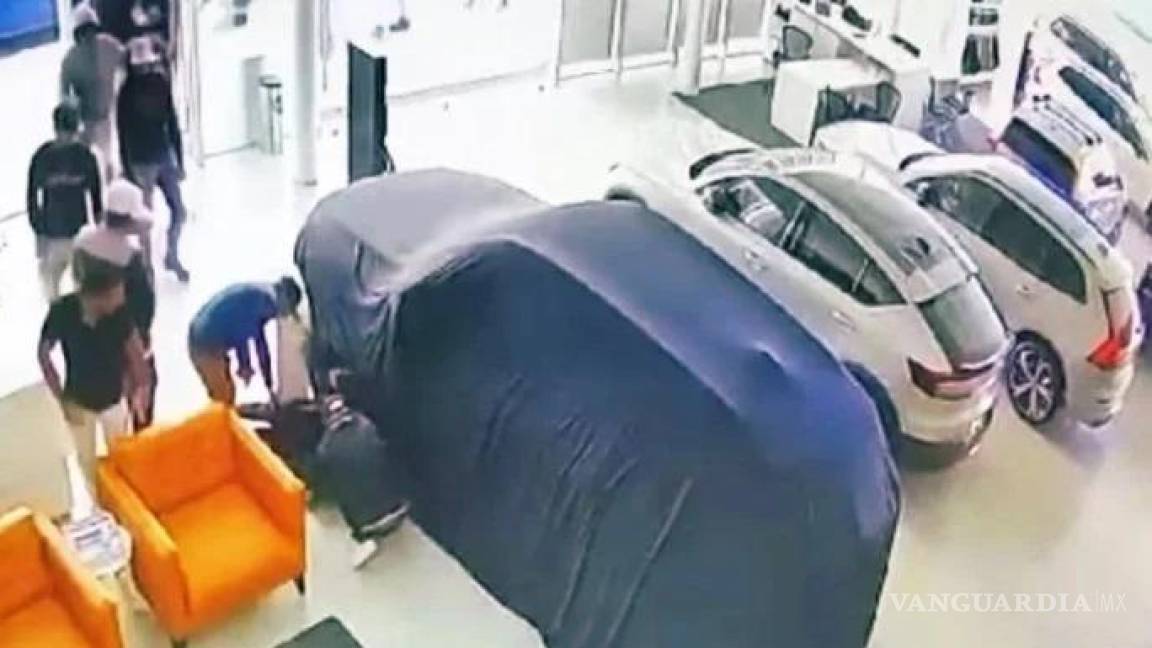 Comando robó 14 autos de lujo de una agencia Volvo en León