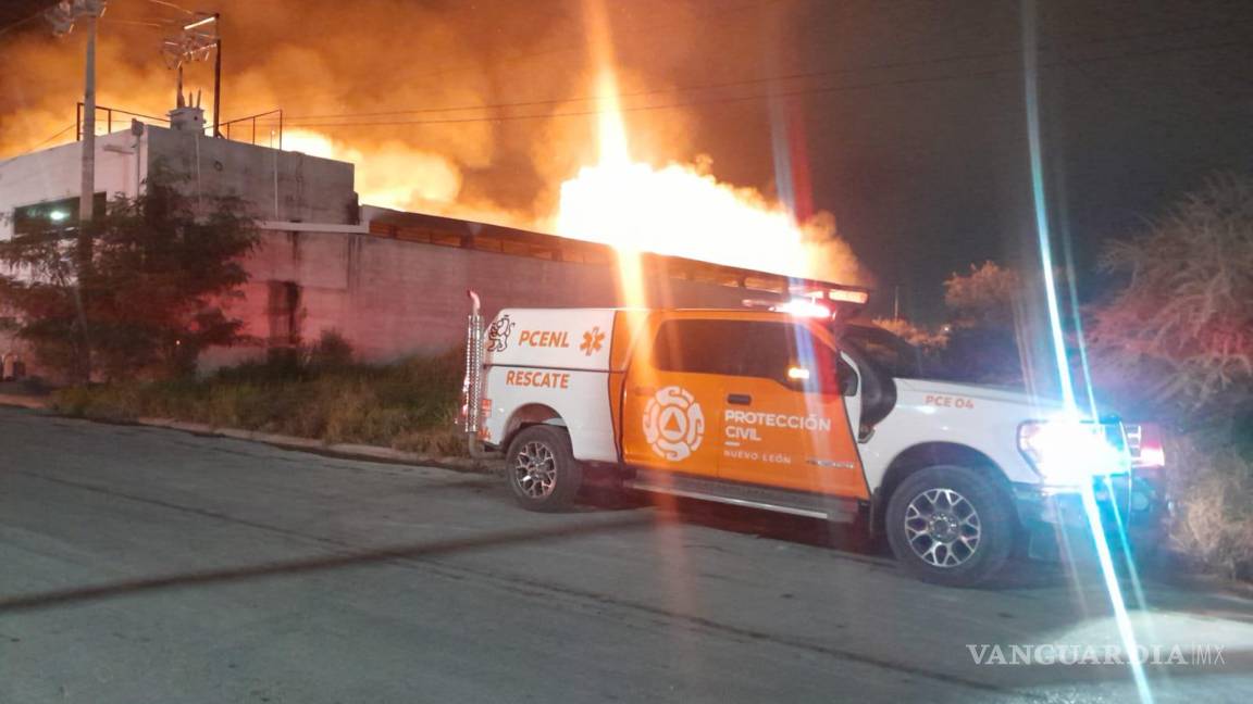 Moviliza incendio en bodega de tarimas en Salinas Victoria, Nuevo León