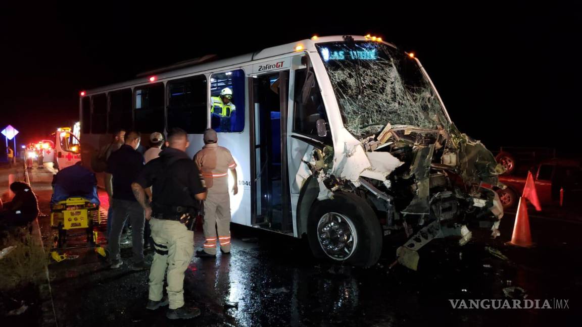 Camión de transporte de personal de Saltillo choca frente con tráiler rumbo a Parras: Hay 15 lesionados