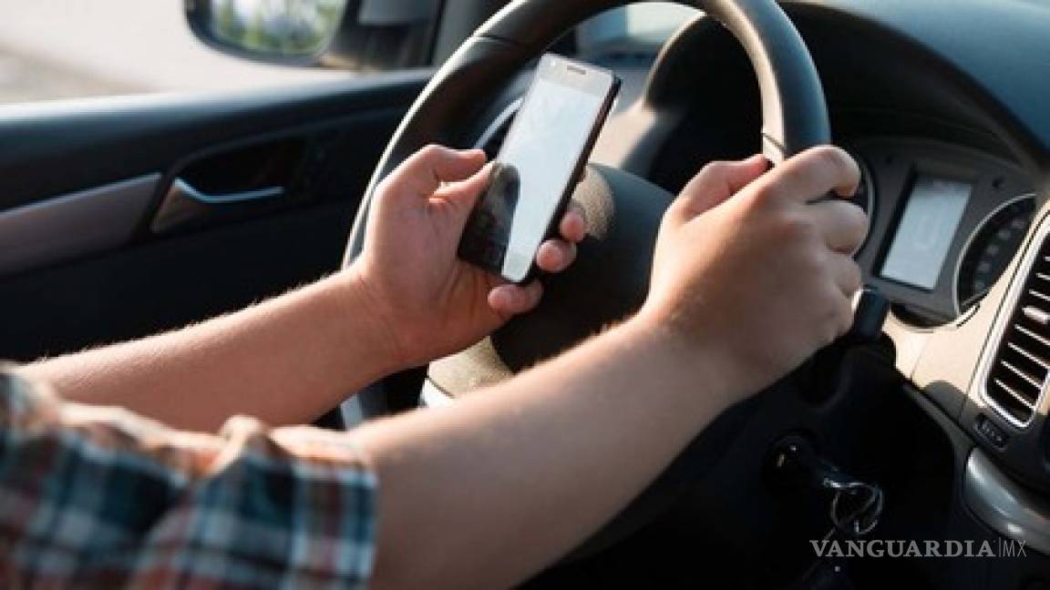 Prohíben usar celular al manejar en carretera en México