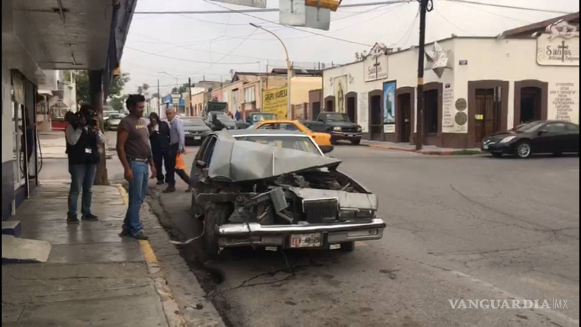 Choca contra un camioneta estacionada y evita tragedia en calle de Saltillo