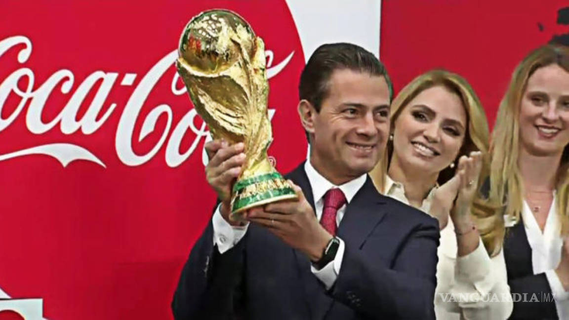 ¿Qué? Peña Nieto levanta la Copa del Mundo