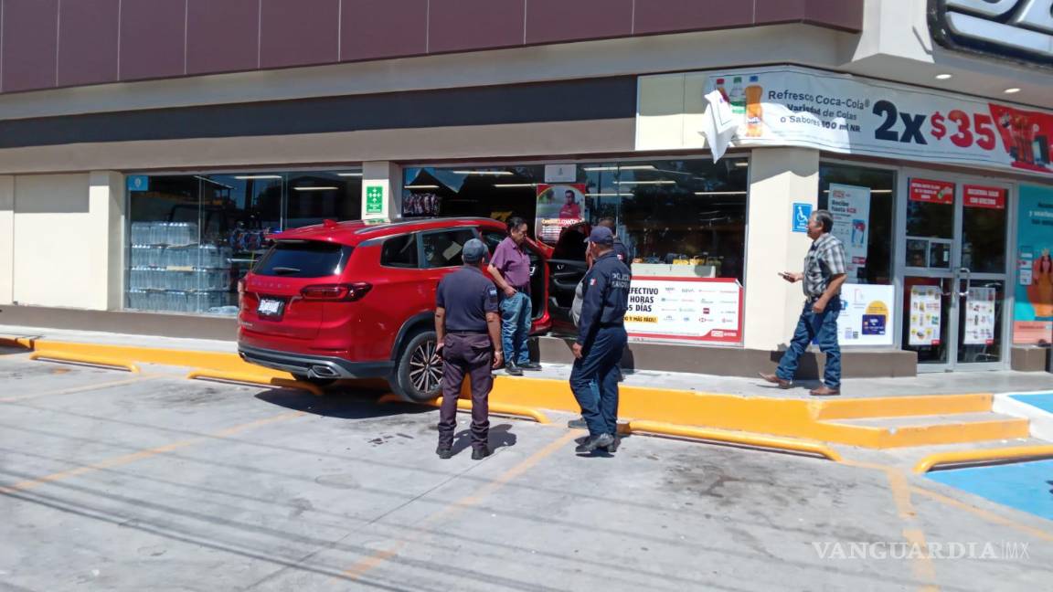 Confunde freno con acelerador y termina dentro de tienda de conveniencia, en Parras de la Fuente