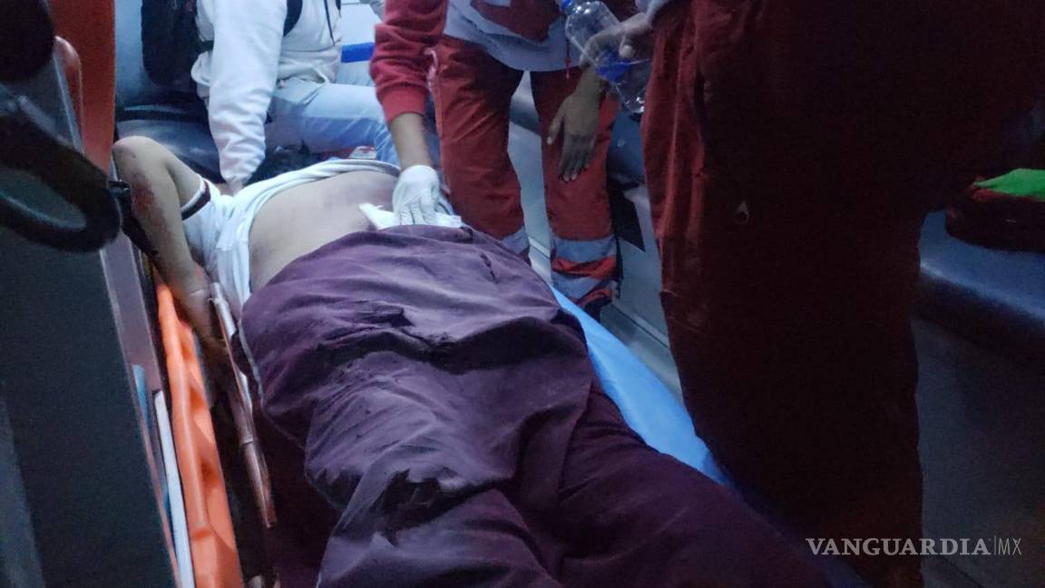 Adolescente pierde el control de su motocicleta y cae al pavimento; lo trasladan herido a hospital de Parras