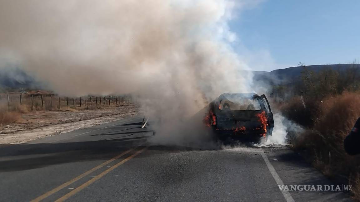 Incendio consume camioneta recién comprada en la carretera a Parras; familia sale ilesa