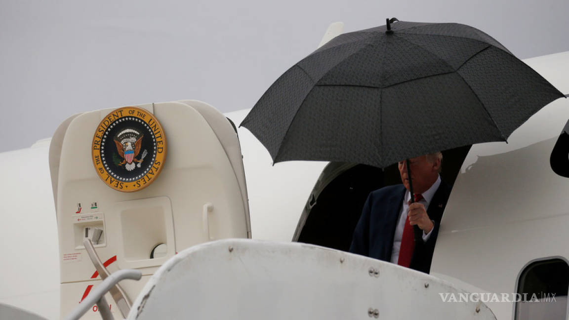 Trump tuvo una épica 'pelea' con un paraguas (video)