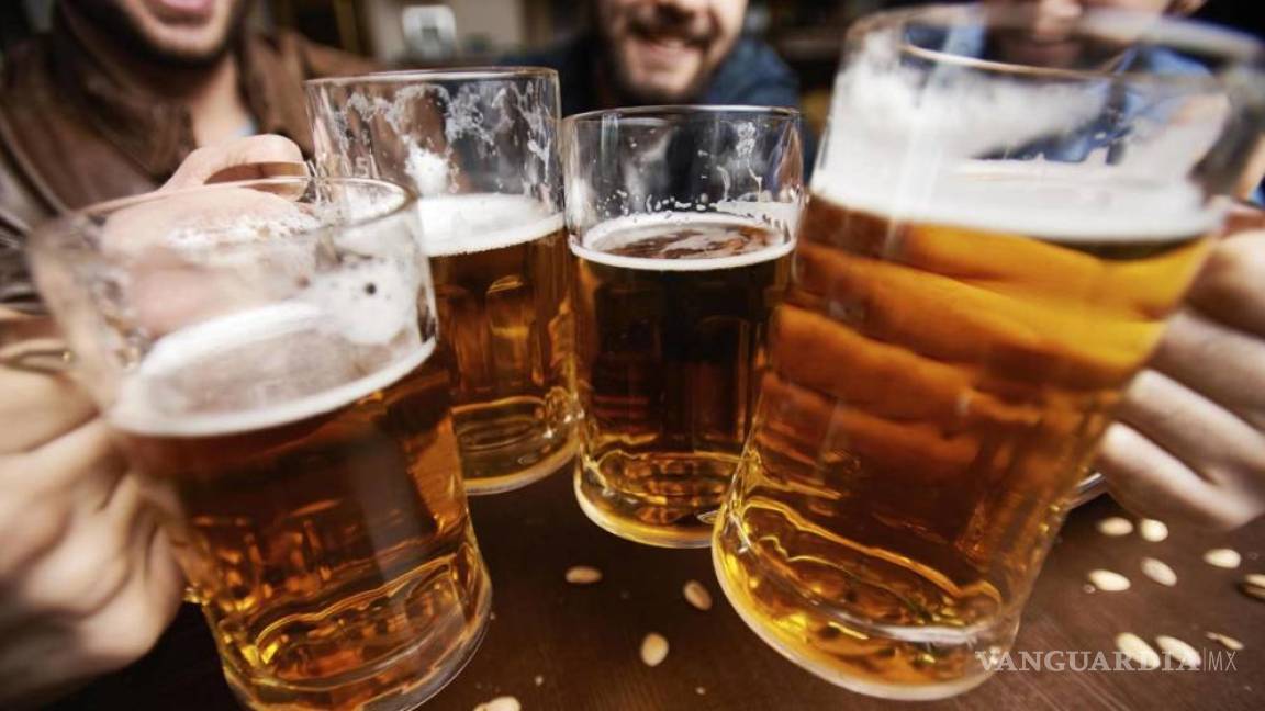 Mexicanos invierten casi el 20% de su aguinaldo... ¡en alcohol!
