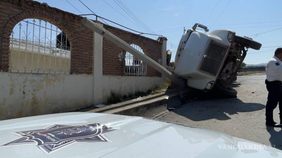 $!El conductor del camión de carga resultó ileso luego de que su vehículo se volcara y chocara contra una camioneta estacionada, evitando así mayores daños a una vivienda cercana.
