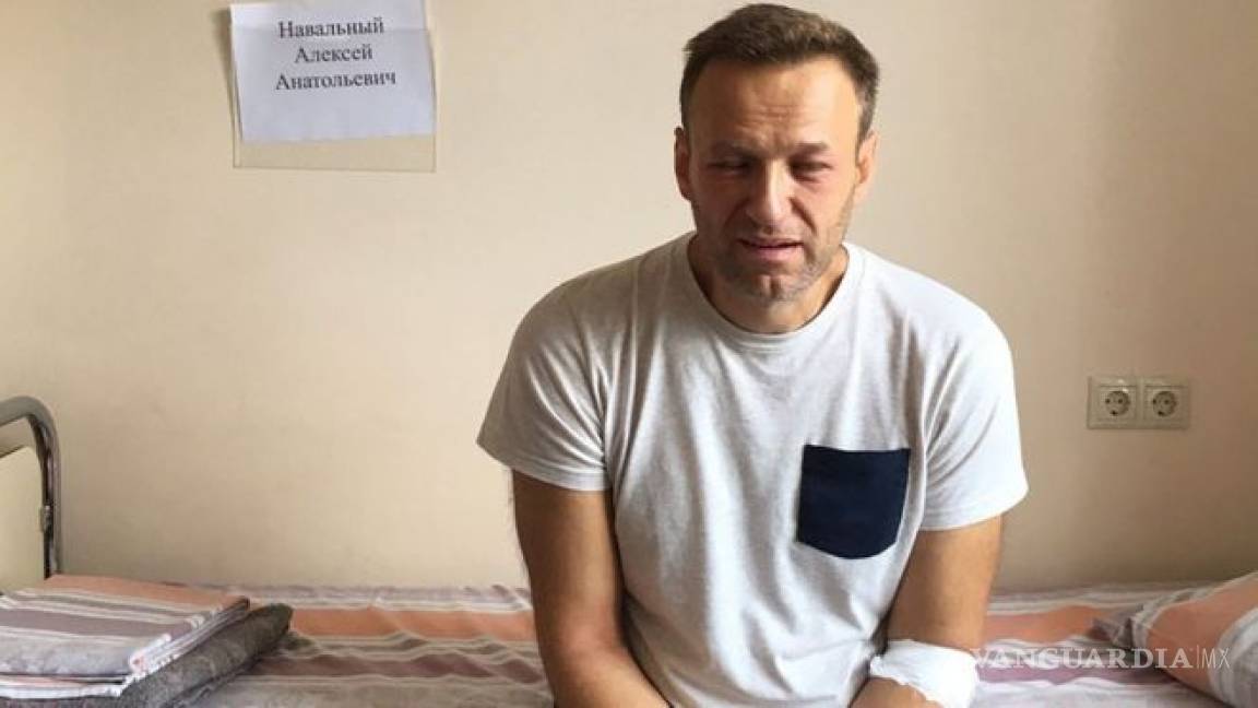 Opositor ruso Navalny sale del coma; mejora