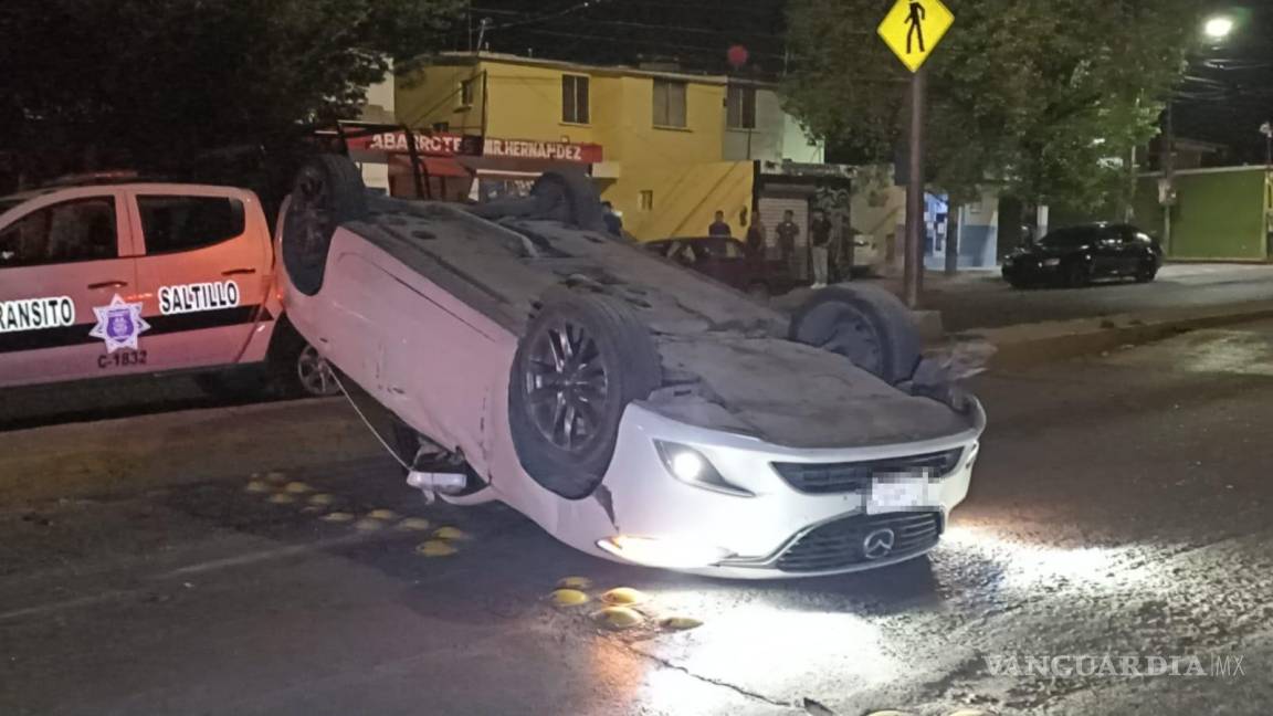 Saltillo: mujer se queda dormida al volante y vuelca su vehículo; causó daños a dos autos estacionados