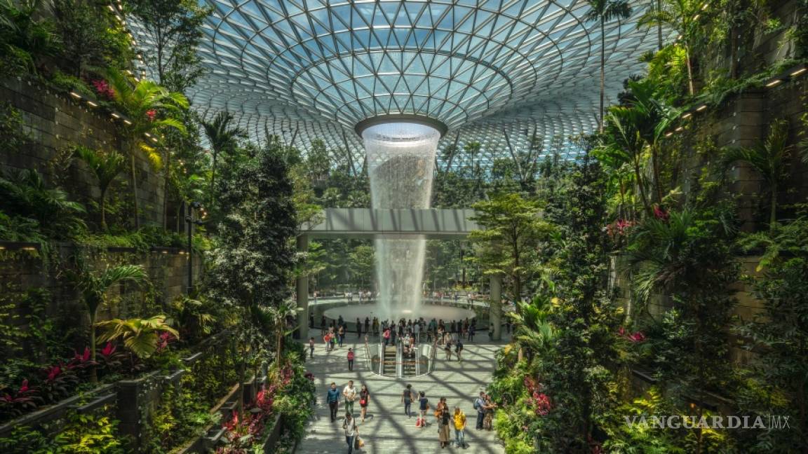 Aeropuerto Internacional de Changi en Singapur deja volar… la imaginación, tiene la cascada interior más alta del mundo