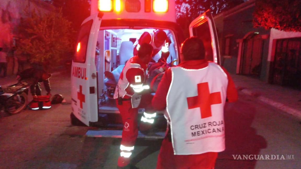 Acelerado motociclista choca contra auto en Parras; acompañante resulta lesionada