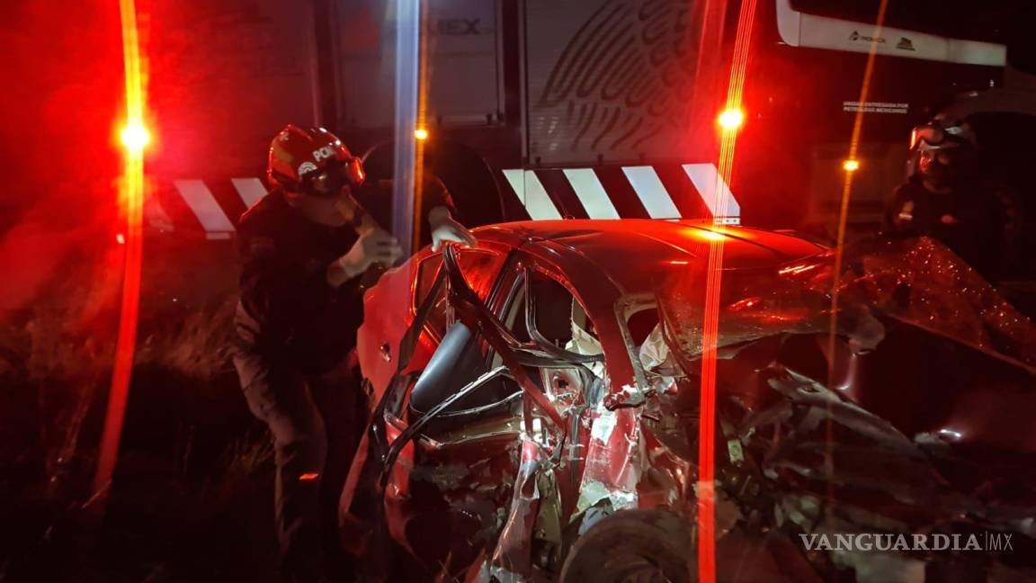 Mueren dos pasajeros de auto particular impactado por el tren en Nuevo León