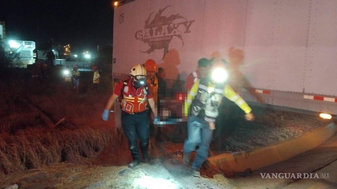 $!Paramédicos de Protección Civil y Bomberos atendieron al trailero tras su desmayo.