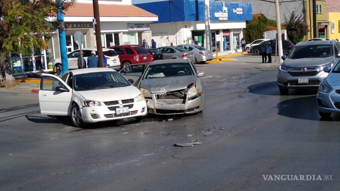 Choque detiene el tráfico en V. Carranza, Saltillo; se salta semáforo y provoca accidente