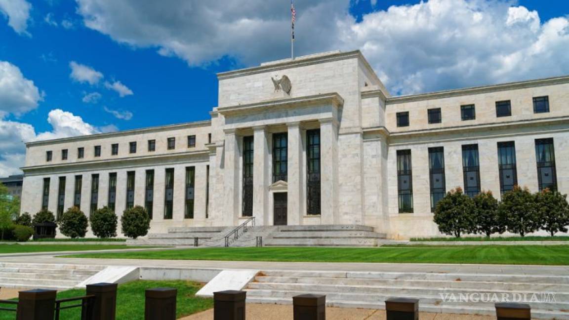 Reserva Federal de EU reduce tasas de interés por primera vez en 10 años