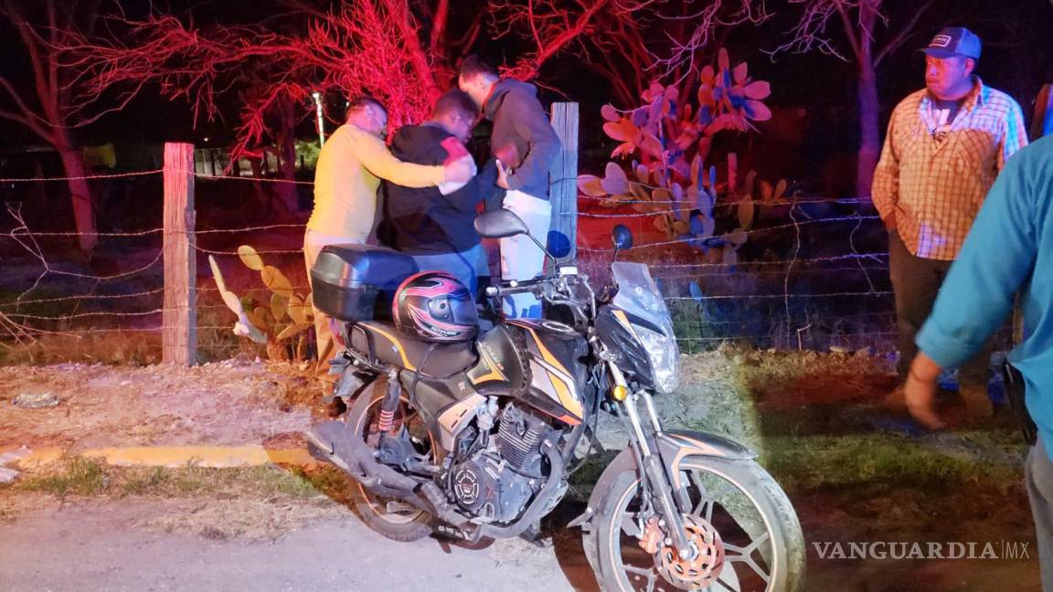 Perrito termina sin vida al ser arrollado por motociclista en Parras; conductor presenta lesiones en rostro y cabeza